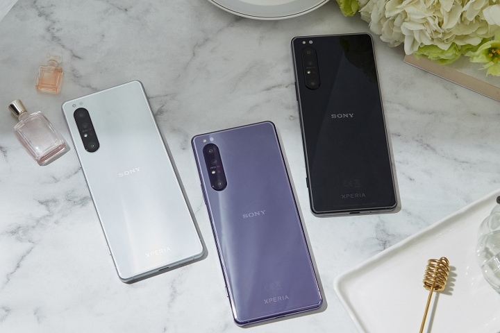 Xperia 1 II 標準版，顏色：羽白、鏡紫、耀黑，8GB RAM/256GB ROM，售價 35,990 元。