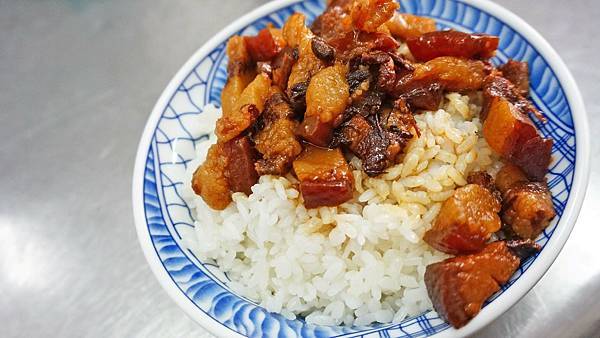 【板橋美食】潘古早味滷肉飯-最強的滷肉飯之一!不輸給名店的味道 【板橋美食】潘古早味滷肉飯-最強的滷肉飯之一!不輸給名店的味道