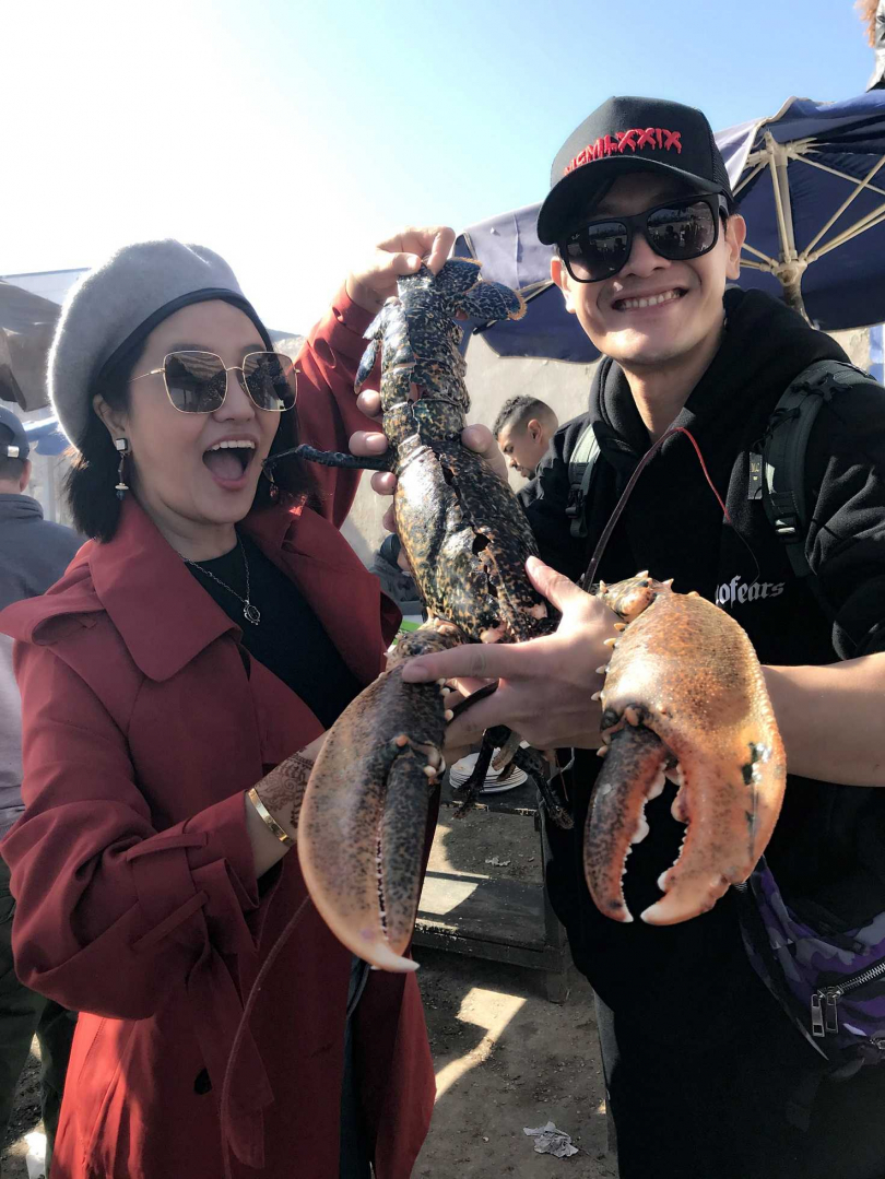 張勛傑有旅遊達人唐宏安（左）帶路，享受海鮮吃到飽。（圖／八大電視提供）