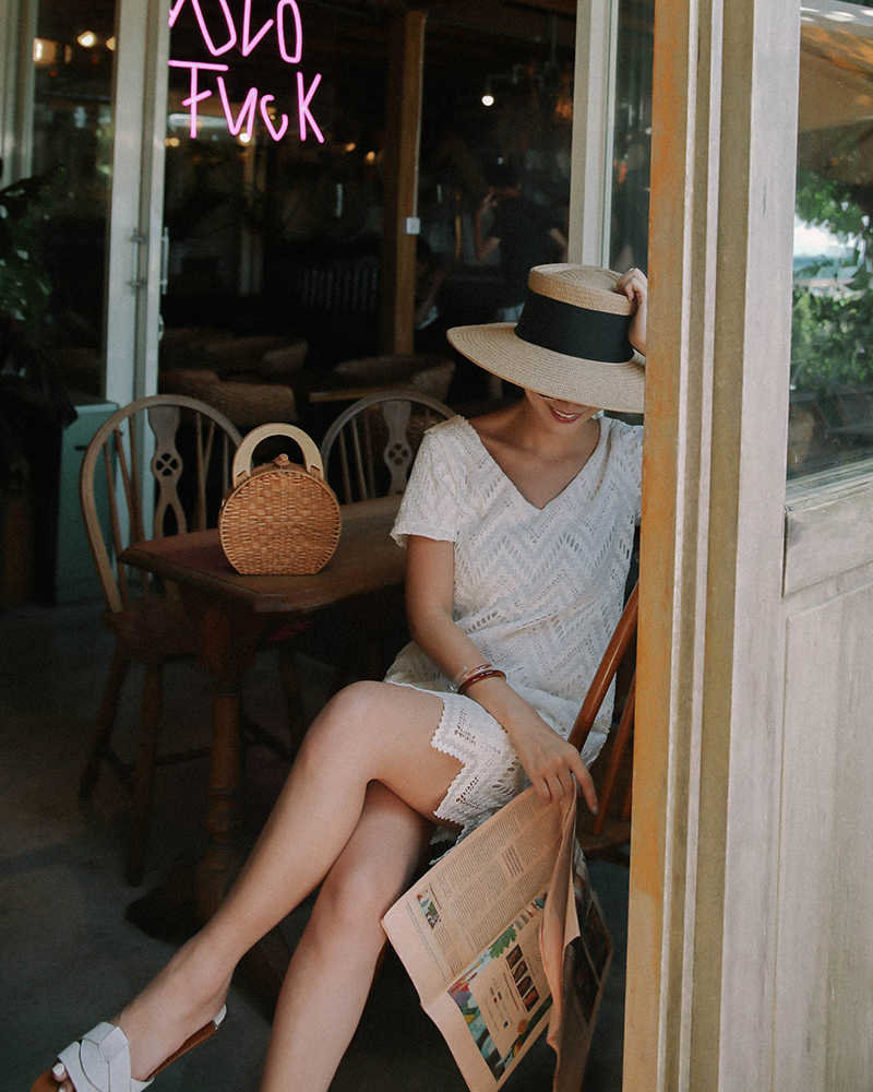 後拉鍊/後V露背/下擺蕾絲花邊 商品長度/適中商品版型/適中商品厚薄/適中商品彈性/無 *請避免手錶、飾品或者包包小零件勾住蕾絲網眼