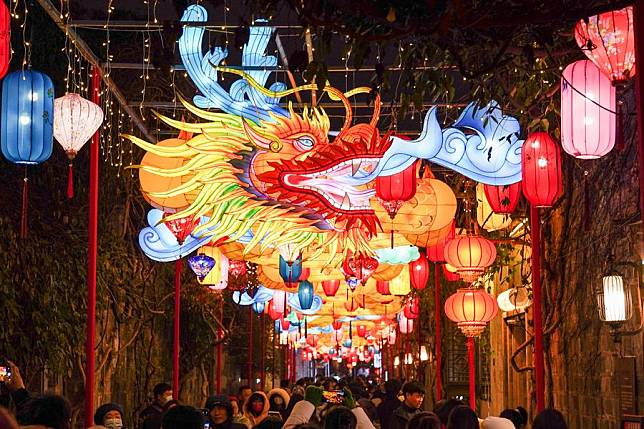 This photo taken on Jan. 21, 2024 shows a dragon-shaped festive lantern at the Laomendong scenic area in Nanjing, east China's Jiangsu Province. (Xinhua/Li Bo)