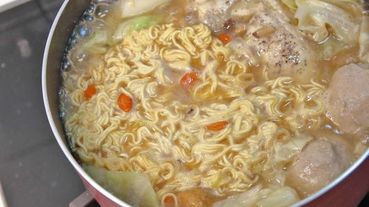 味王大食客-酒香燒雞湯麵、蔥燒牛肉湯麵、蒜香豚骨湯麵-宵夜美食免出門在家輕鬆用泡麵煮出餐廳級的美味小火鍋