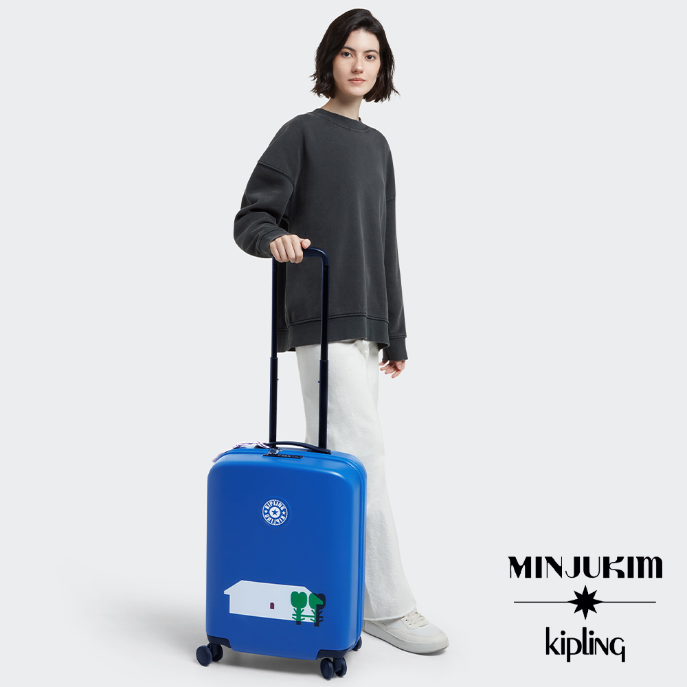 KIPLING X MINJU KIM 獨家聯名俏印花21吋摩登硬殼登機箱-CURIOSITY S