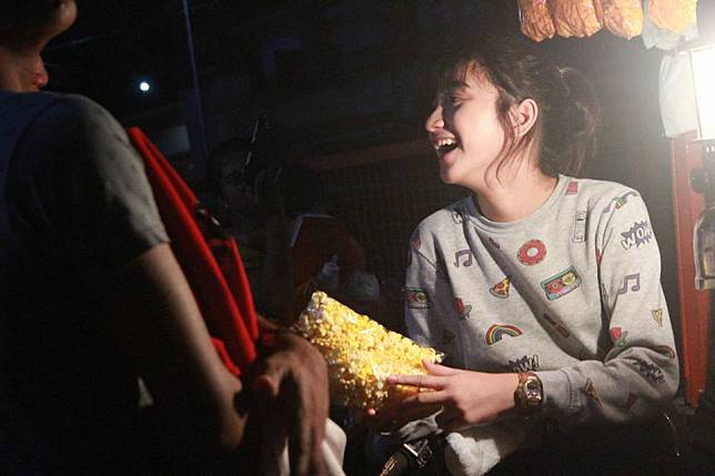 Penjual popcorn cantik (Facebook/Keren Kazia Bondad Casa ) Artikel ini telah tayang di Tribunstyle.com dengan judul Viral Gadis Jualan Popcorn, Sempat Dikira Penjual, tapi Akhirnya Identitas & Kisah Aslinya Terungkap, http://style.tribunnews.com/2018/04/25/viral-gadis-jualan-popcorn-sempat-dikira-penjual-tapi-akhirnya-identitas-kisah-aslinya-terungkap?_ga=2.91091352.329888171.1524631982-777346821.1523866407. Penulis: Anggraini Wulan Prasasti Editor: Anggraini Wulan Prasasti