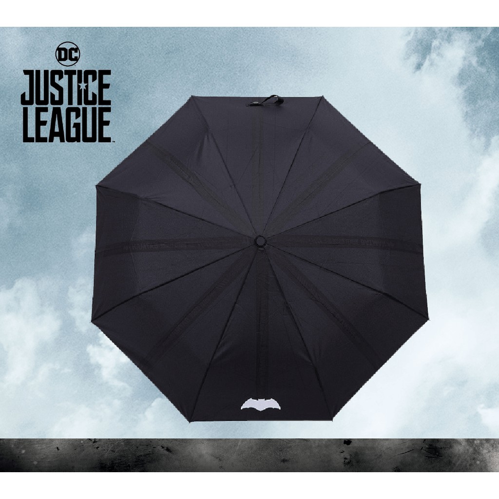 ◾商品特色 : 1.華納正版授權電影商品2.按下傘把按鈕，可投影出蝙蝠俠LOGO3. 23吋傘面，耐強風堅固的傘架搭配玻璃纖維支骨4. 韌性佳，防風加倍5.一鑑自動開收傘，操作方便快速6. 磨砂質感握