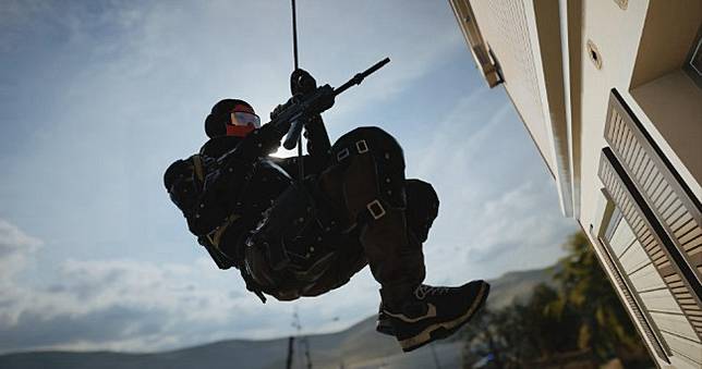海軍陸戰隊看《R6S》破門+垂降救人質反應：現實中我們都不這麼做的 😅