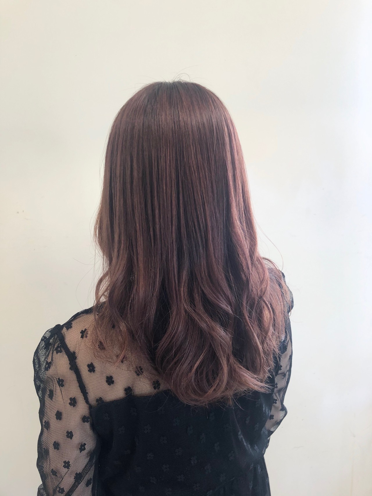 暗髪だけど透明感があるオフィス向けヘアカラー