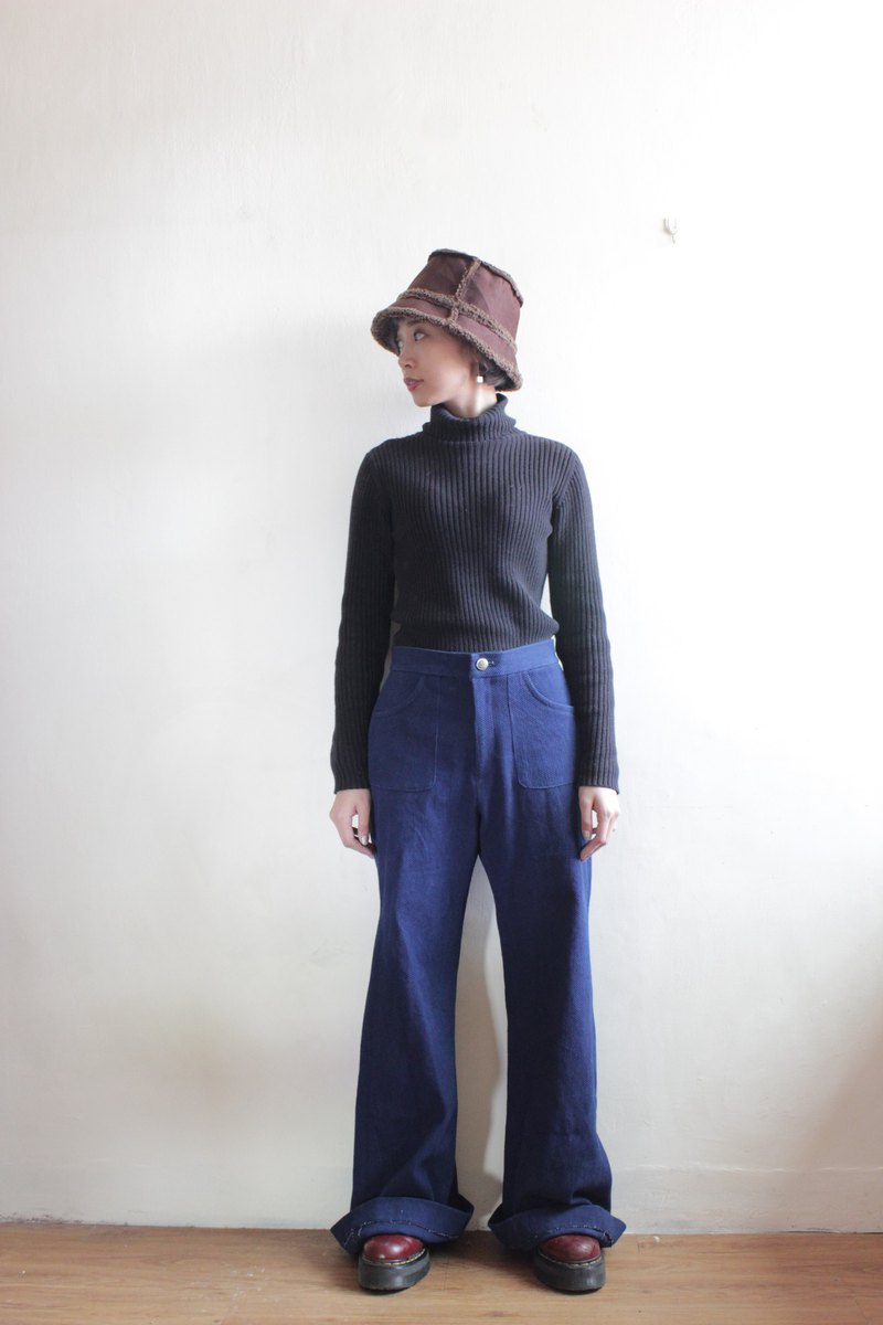 東星自製 喇叭褲， 70 年代，總會讓人想起牛仔，而寬大的喇叭牛仔褲更是那個年代的重要產物，搭配雙高跟鞋或靴子就能立刻打造完美長腿，或是男生穿雙靴子，彷彿活在70年代，尺寸皆可以客製 使用日本藍染劍道