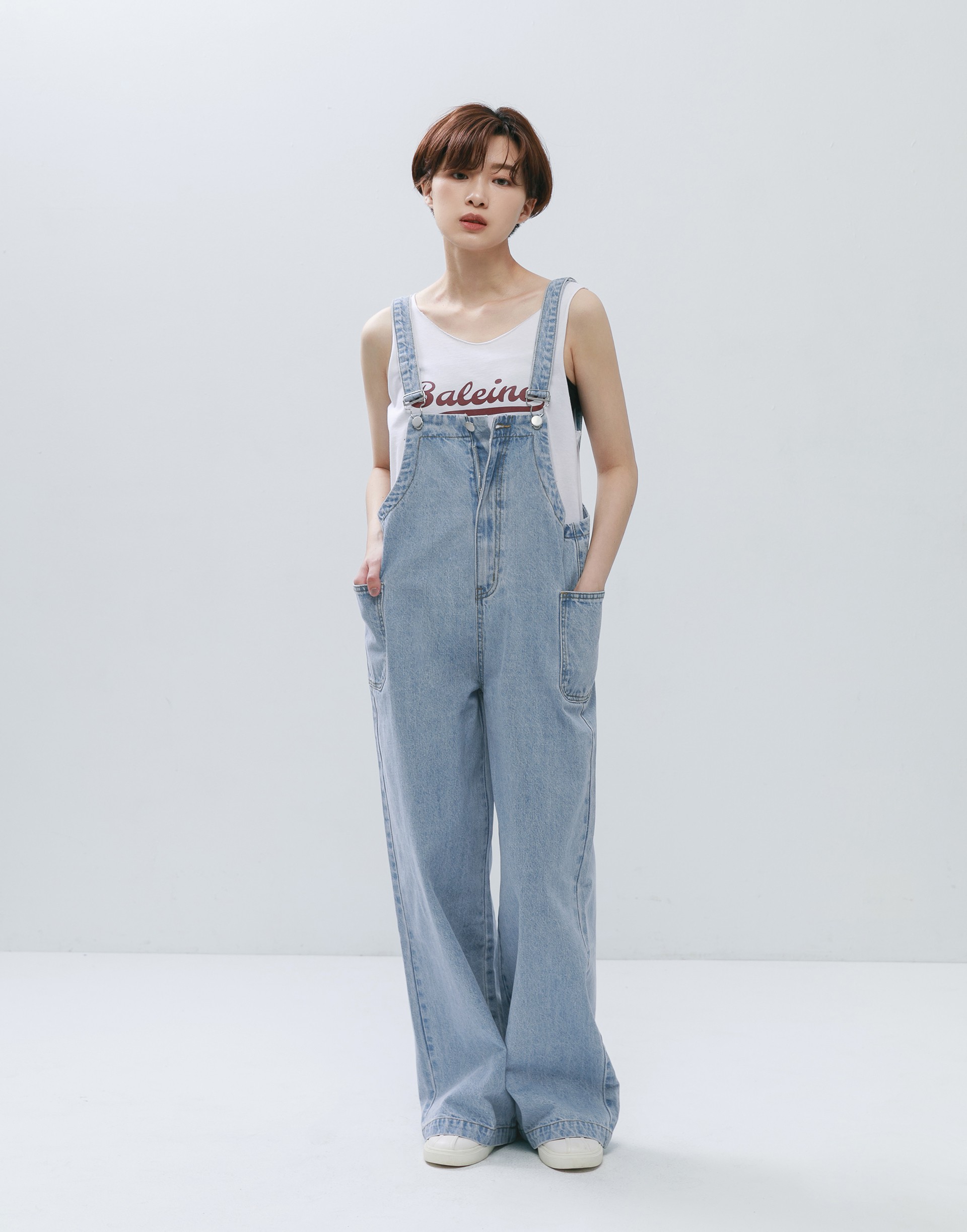 彈性：適中 復古經典單寧牛仔、前單釦拉鍊設計、兩側大口袋、落地大寬褲版型、也可以反褶造型