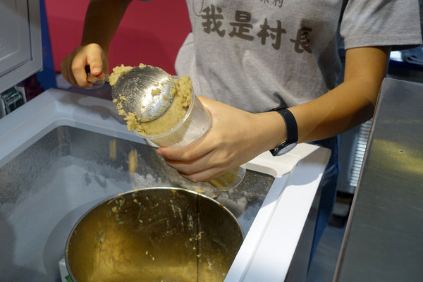 某村綠豆沙專賣所京站快閃店，台北好喝綠豆沙，台南5號綠豆及初鹿鮮乳製作的綠豆沙及綠豆沙霜淇淋，還原記憶的好滋味