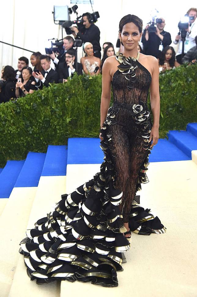 電影背後 荷莉貝瑞 在每個成功的黑豹背後 都有一位更偉大的黑貓女 電影神搜 Line Today