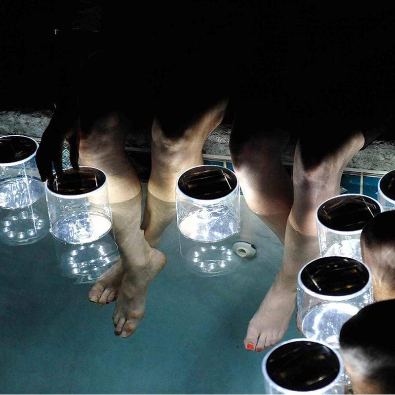 充電時太陽能板要面對陽光. 陽光直射效果最佳. 充飽時間隨日照強度而有所不同 若遇陰天無陽光時, 也可以使用室內燈充電. 但因室內燈泡種類與亮度差異大，會影響充電效率. 需時更久, 故較不建議. 日光