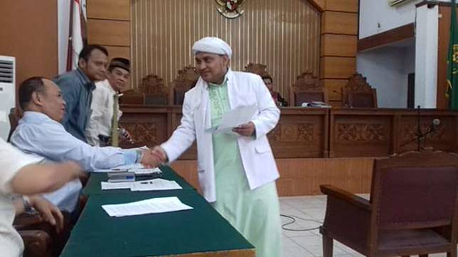 Sekretaris FPI DKI Jakarta Novel Bamukmin menjadi saksi fakta dalam persidangan praperadilan SP3  kasus dugaan penodaan agama Ade Armando oleh Polda Metro Jaya, di Pengadilan Negeri Jakarta Selatan, Rabu (30/8/2017). [Suara.com/Dian Rosmala]
