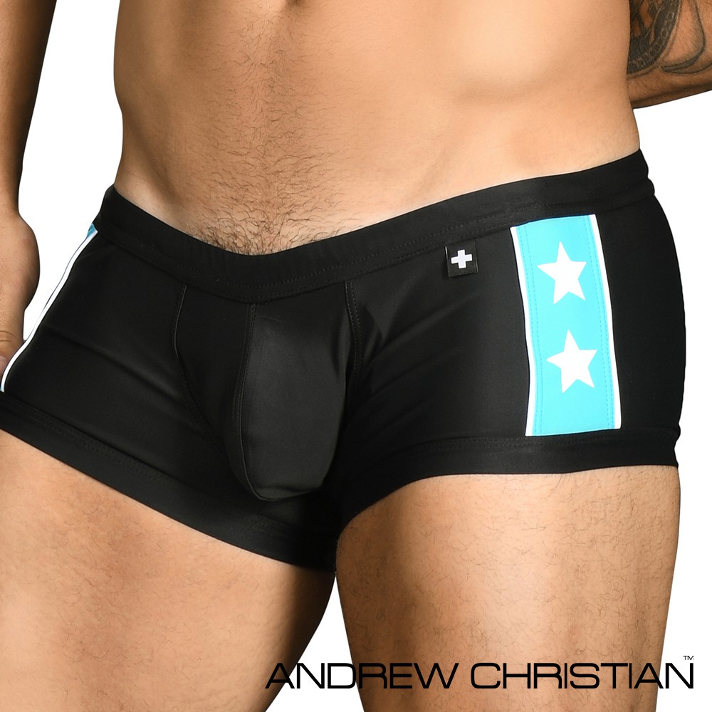 【ANDREW CHRISTIAN】來自美國好萊塢男仕內褲品牌「Andrew Christian」自1997年推出以來其性感風格襲捲全球時尚，成為國際矚目焦點!品牌洋溢著自信與熱情的青春氣息，擁有新潮