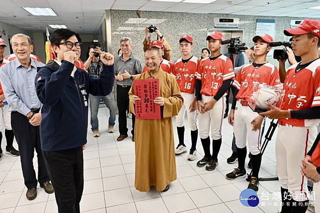 ▲普門中學棒球隊勇奪高中棒運聯賽硬式鋁棒組全國賽冠軍，陳其邁表揚頒發30萬元獎勵金。