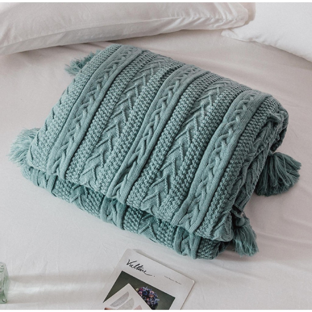 【商品三大特色】羊羔絨的材質；手感親膚、柔軟不易起毛球。可當棉被✅午睡毯✅沙發蓋毯✅面料彈性的輕柔觸感、不掉毛【商品規格】材質：天然纖維+羊羔絨顏色：孔雀綠/藏青色/深灰色規格：150cm*200cm