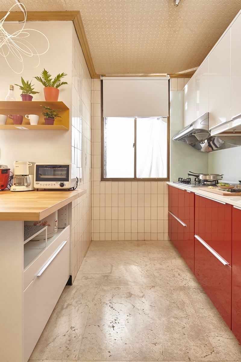 運用家具櫃體：METOD 廚櫃組合、RINGHULT 亮紅色門板、RINGHULT 亮白色