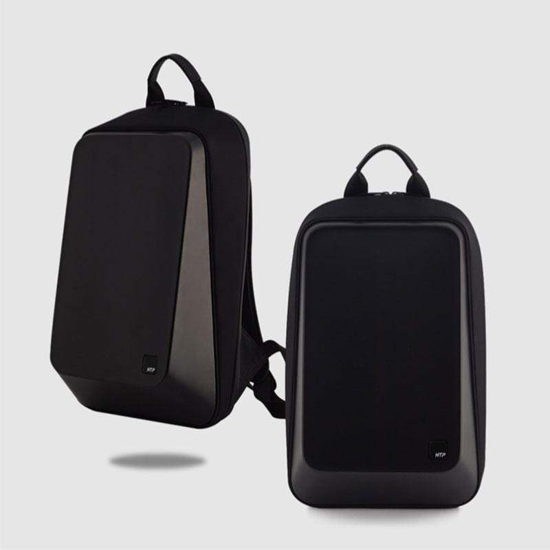 ▎可存放 15.6吋筆電和12吋平板 (MacBook Pro 15” & 13”、MacBook Air、iPad Pro) 內有保護電腦夾層，最大可存放15.6吋筆電。它可以在不使用保護套的情況下