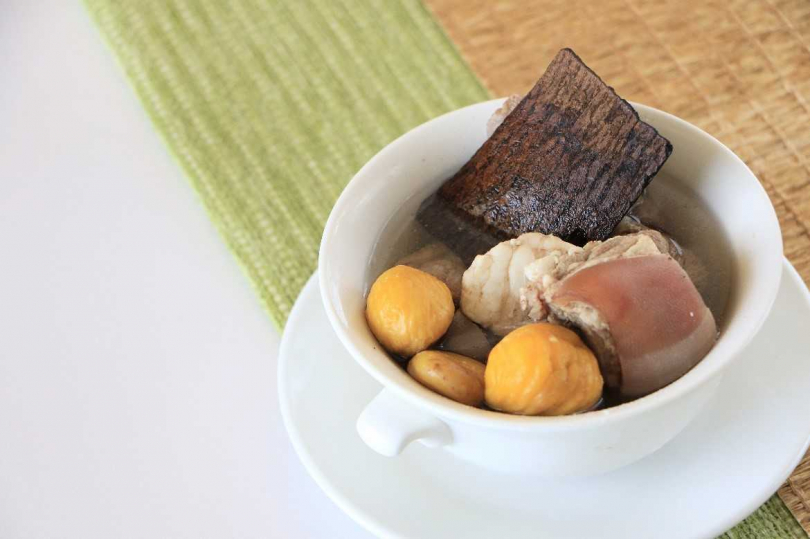 杜仲栗子羊肉湯。(圖／涵碧樓提供)