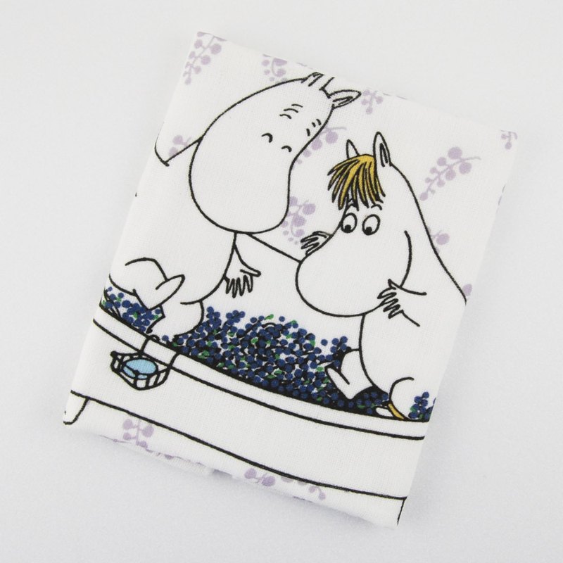 **Moomin是芬蘭女作家朵貝·楊笙(Tove Jansson)筆下的童話小說系列。** Moomin家族有著圓潤的身型，像極了河馬，但他們可是一群千奇百怪的精靈，住在芬蘭森林裏的姆明谷，每天都發生