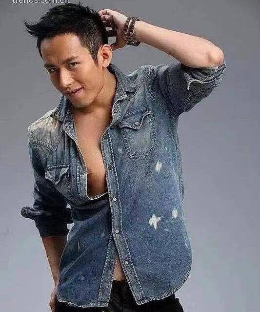 近期爆火男星的青澀舊照！鄧為、成毅風格差異大，陳哲遠、曾舜晞從小顏值就高！