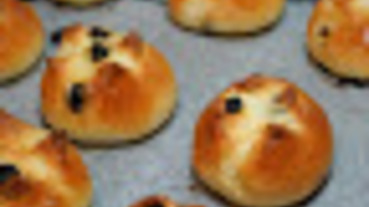 [烘焙食譜] 帶著奶油香氣的葡萄乾餐包。麵包機食譜!外酥內軟、略帶嚼勁!