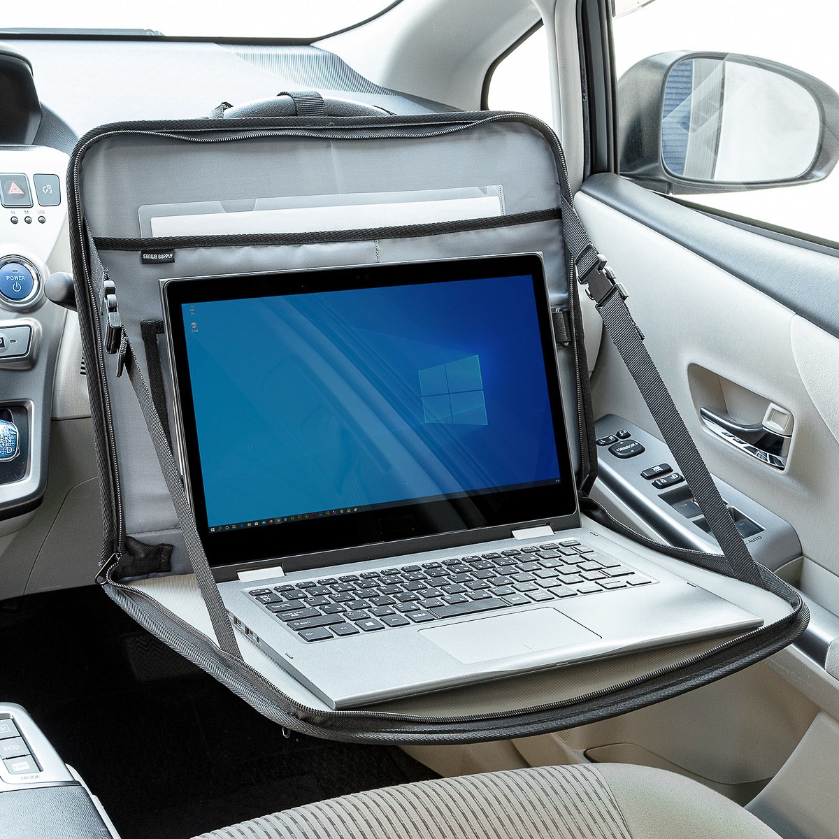 ハンドルに掛けるとテーブルになるPCバッグで車内でのPC作業を快適に 