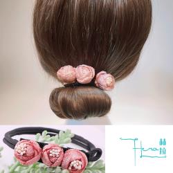 ◎韓國同步流行款~|◎擁有最獨特氣質!!|◎品牌:Hera赫拉品牌定位:流行品牌款式:盤髮棒材質:布料、合金顏色:粉紅色系,藍色系,米色系流行元素:雕花,全素面,植物花卉商品配件:opp袋、商品卡