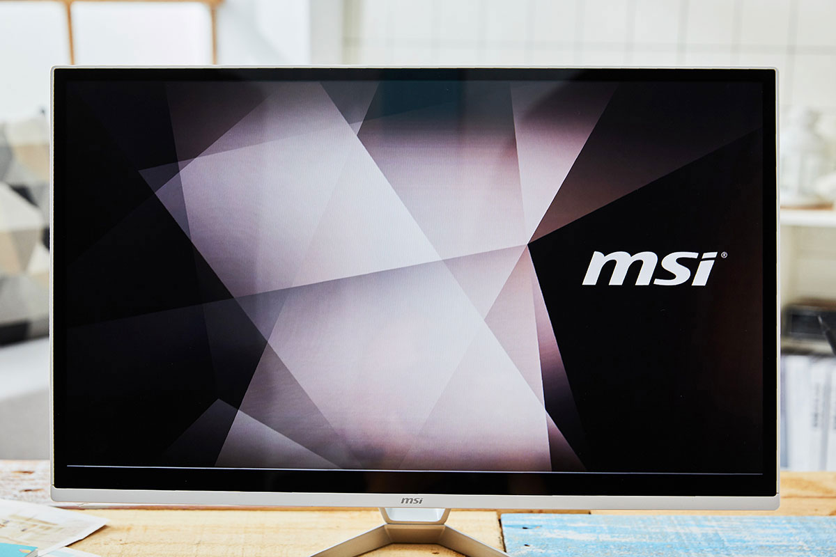 MSI PRO 22XT 的螢幕大小為 21.5 吋，並採用三面窄邊框的設計，除了讓顯示範圍看起來更大，也進一步縮減了機身整體的大小。