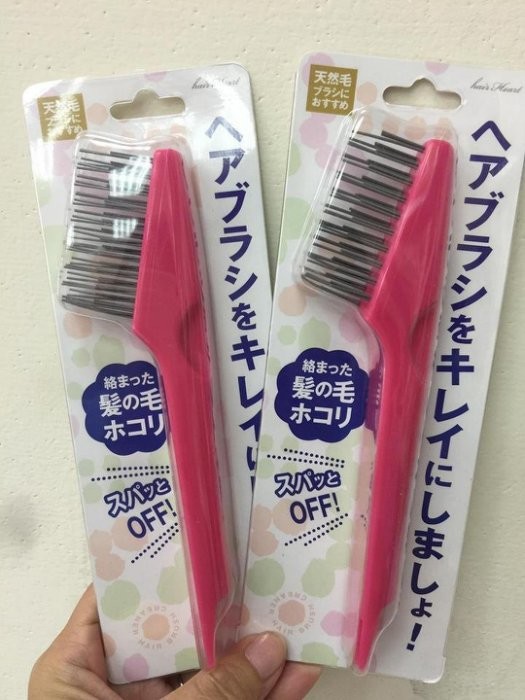 輕鬆去除毛髮髒汙/髮梳清潔 雙頭不同的齒梳設計， 輕鬆去除梳子上的毛髮和髒污， 簡單完成梳子的清潔，不必擔心每天要用到的刷子佈滿髮絲污垢 的梳子