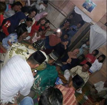 Ini 8 Foto Pernikahan Remaja 16 Tahun & Nenek 71 Tahun yang Jadi Viral