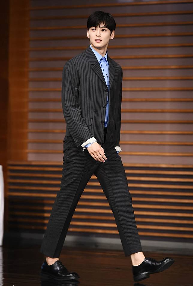 現在韓國男星都穿甚麼 一次個看盡24 種南韓鮮肉的秋冬穿搭 Harper S Bazaar Hk Line Today