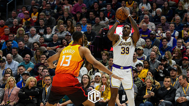 Los Angeles Lakers球星 Dwight Howard 投進今季NBA首球3分球！