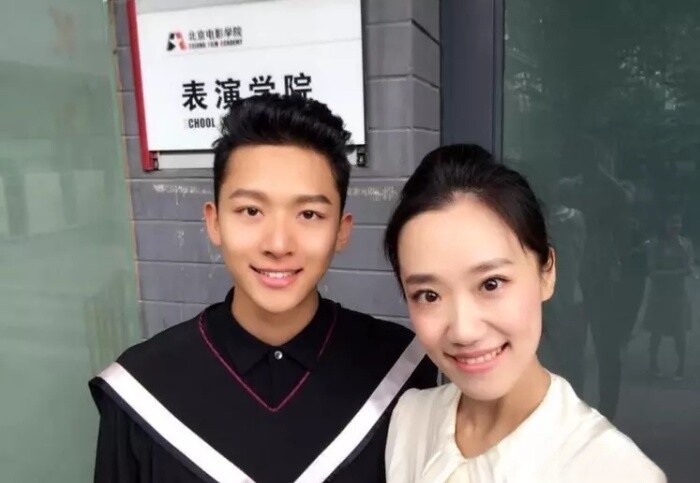 近期爆火男星的青澀舊照！鄧為、成毅風格差異大，陳哲遠、曾舜晞從小顏值就高！