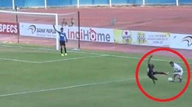 Pelanggaran Boaz Solossa terhadap Aaron Evans.