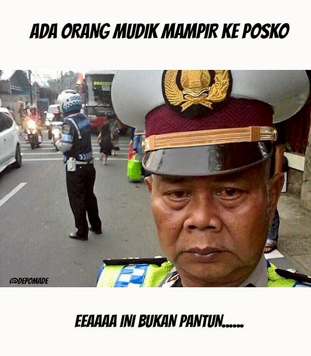 Foto Polisi Ini Mendadak Viral karena Gaya Selfienya yang Unik