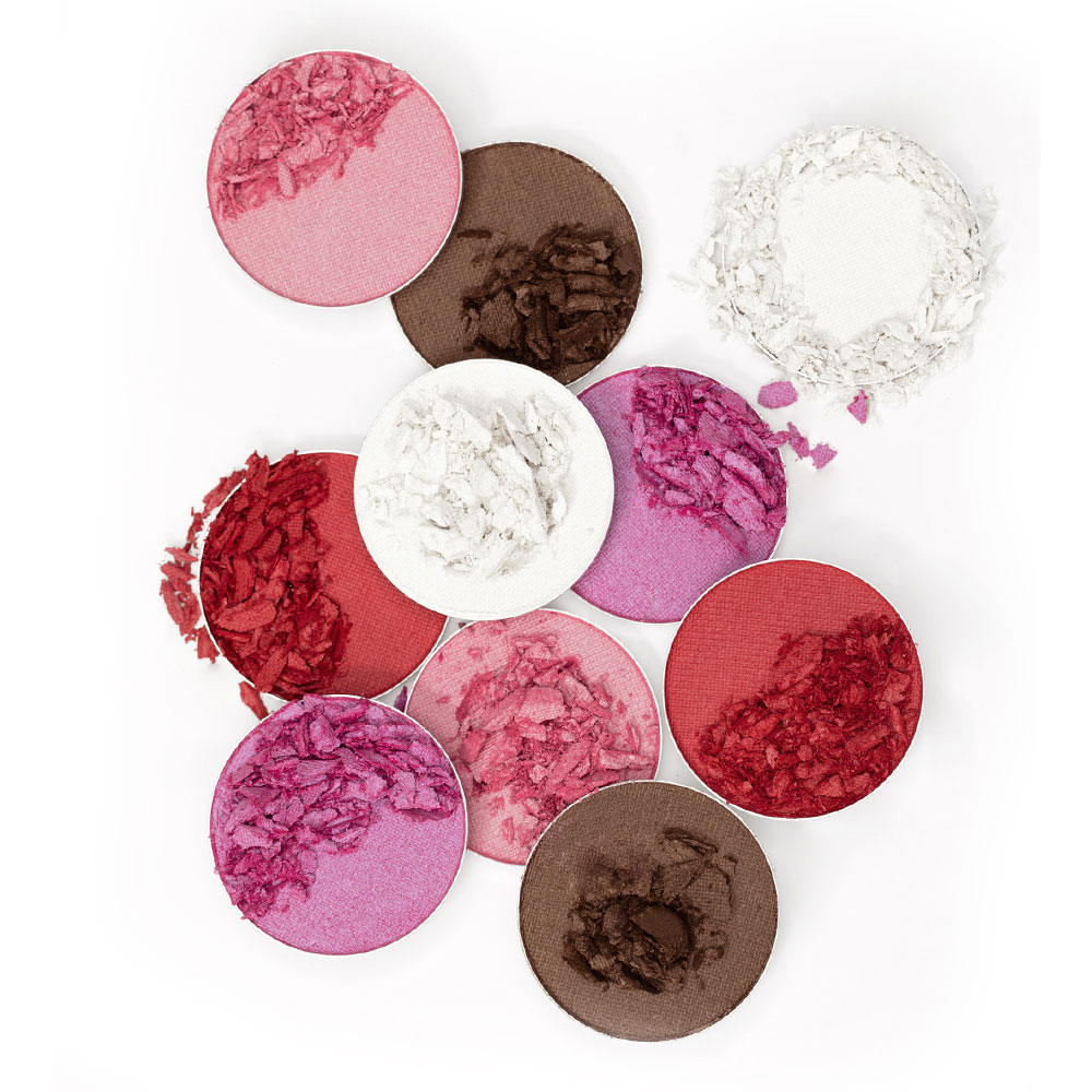 粉質細緻，色彩飽和，顯色度高 單色用於眼部或是多層疊染，完美不濁色，更可用於腮紅立體修容及立體感，營造小v臉喔!若想創造高極光的彩度及亮度，可將眼影刷沾溼使用，效果加分。