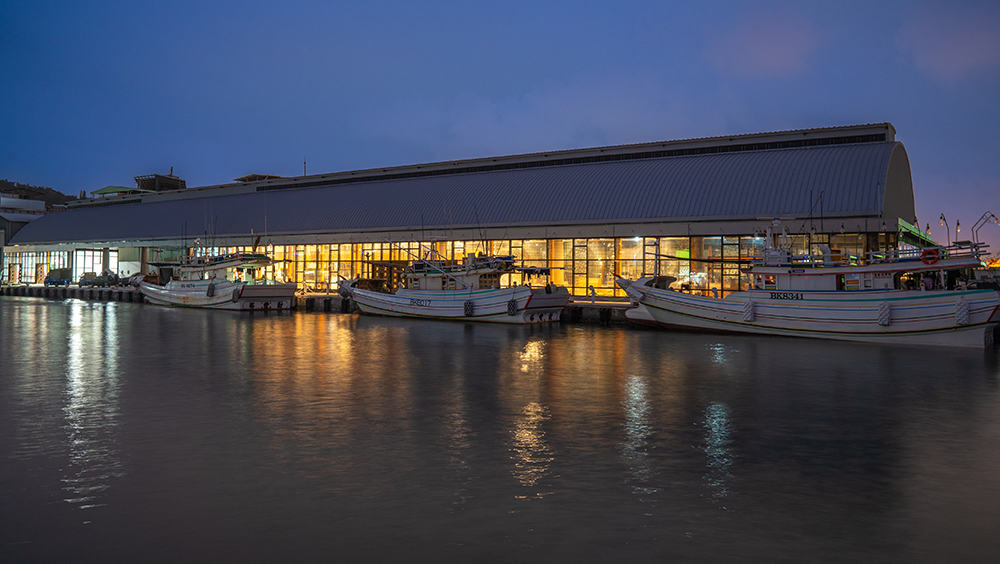 改造後的鼓山魚市場以透明盒子為概念，用透光材料營造室內明亮感，白天、夜晚各有不同風情。(攝影/黃敬文)