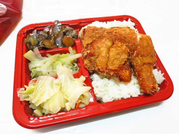 【新莊美食】信德外送便當-外酥內嫩的超厚實雞腿 【新莊美食】信德外送便當-外酥內嫩的超厚實雞腿