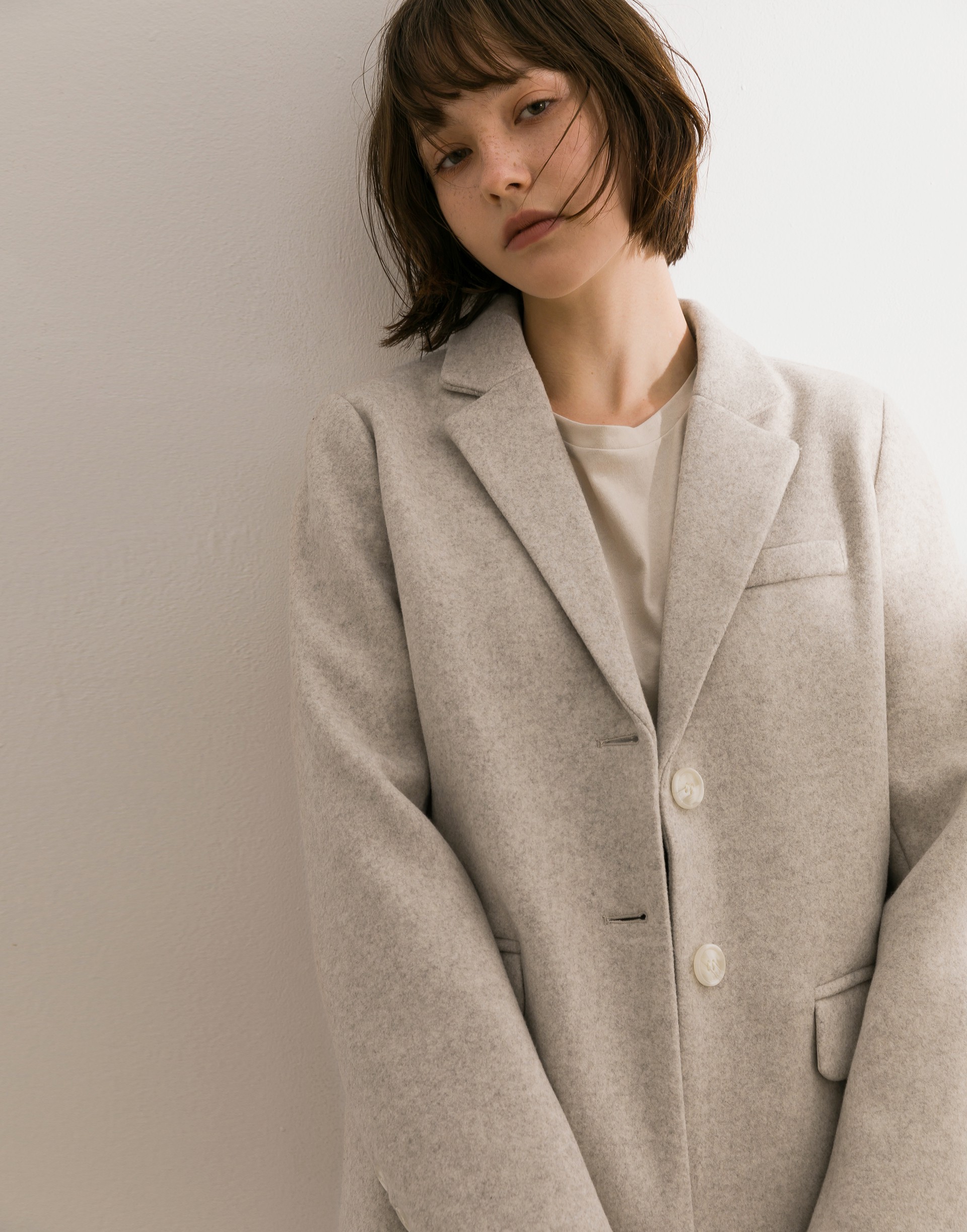 彈性：無彈 厚毛呢布料、版型挺大氣感、厚實保暖