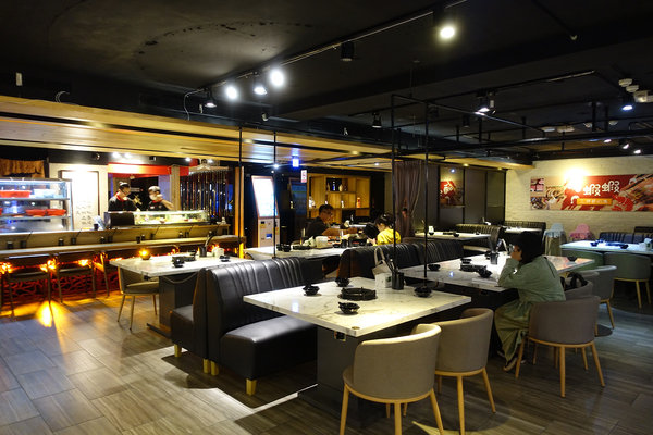 中山區聚餐火鍋推薦-丼賞和食+嗨蝦蝦林森旗艦店，百蝦龍船四人套餐，台北尾牙/謝師宴餐廳，林森北路石頭火鍋+日本料理，超浮誇高CP值百隻蝦龍蝦船大挑戰