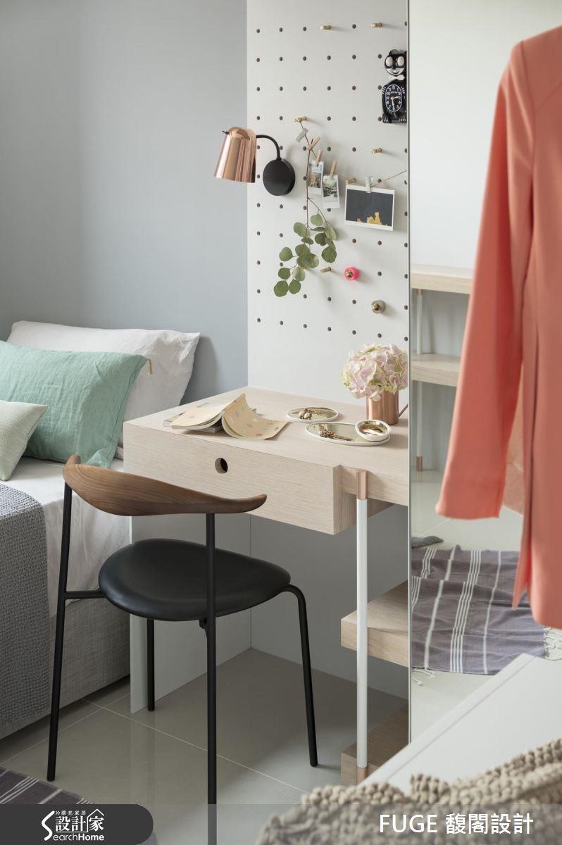 梳妝檯也可以藉由磁吸洞洞板，讓壁燈、首飾依照喜好佈置。