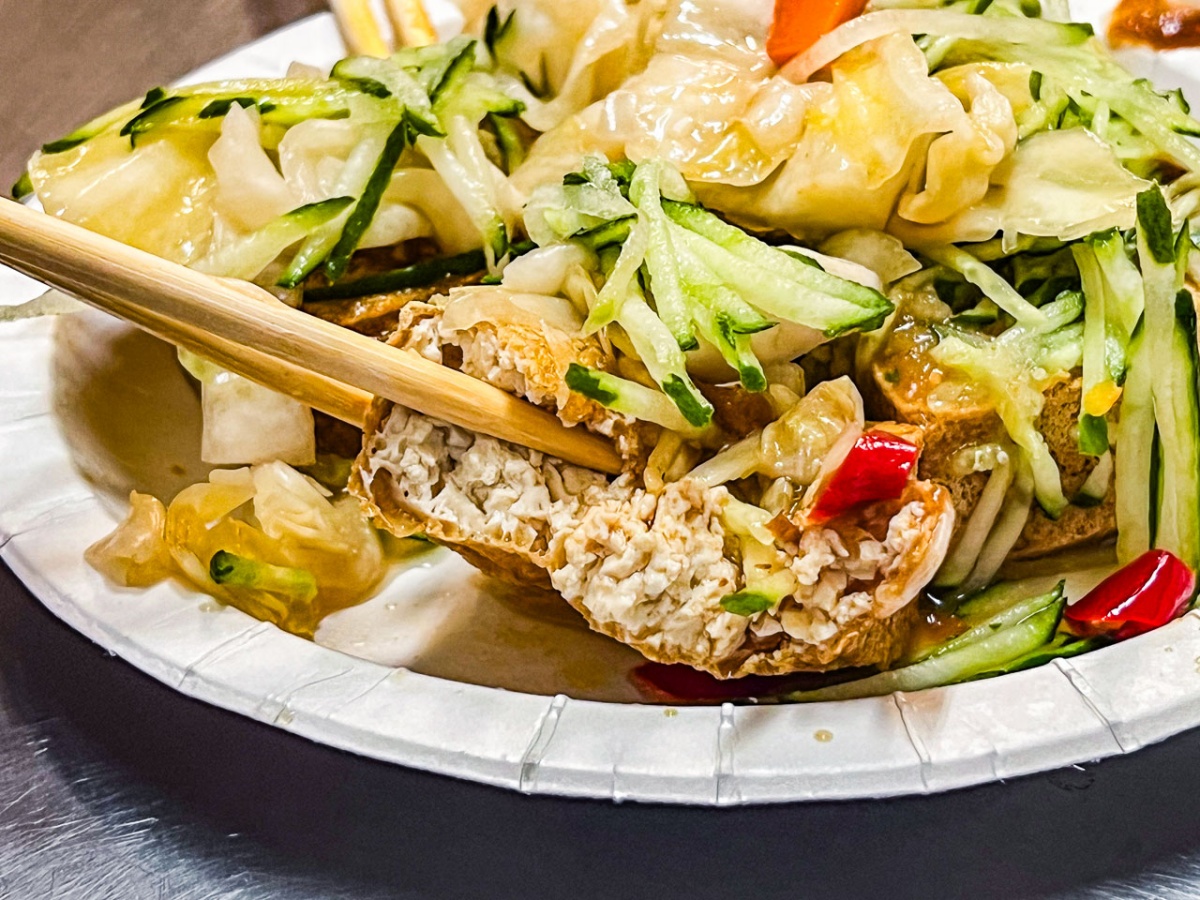 免費紅茶、熱湯無限喝！台中人激推６家臭豆腐：50年老店、爆量泡菜堆成山