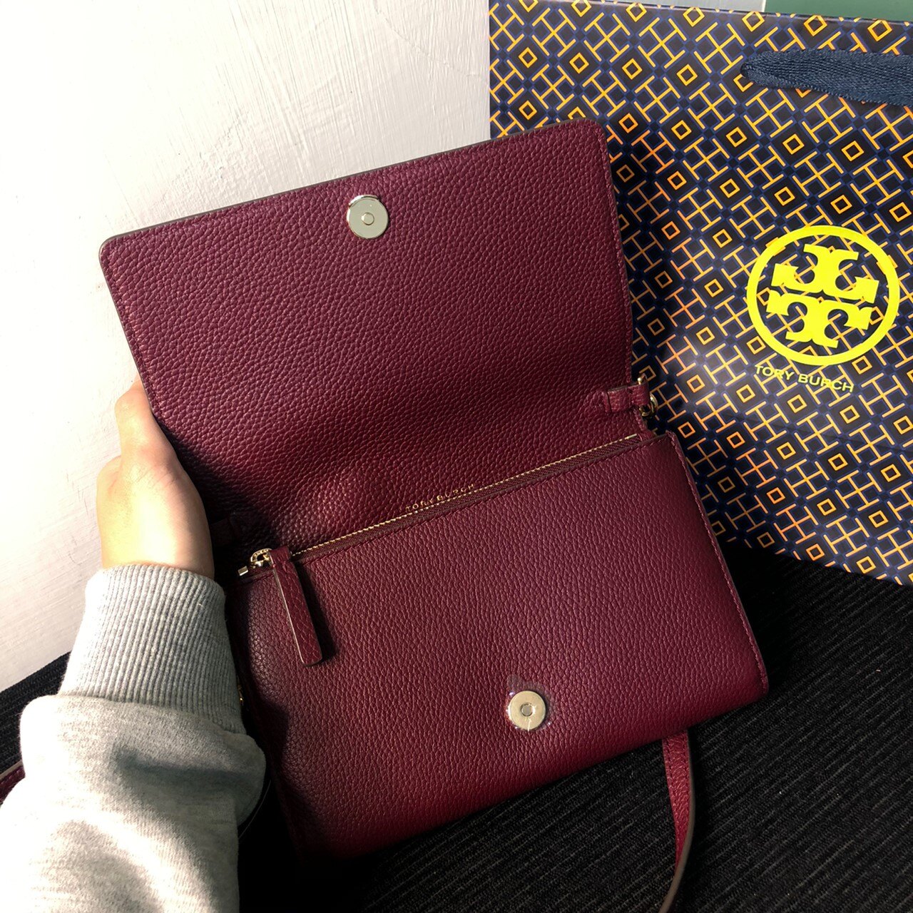 TORY BURCH 經典金色logo素面真皮翻蓋側背包 酒紅 WOC包 學生包 肩背包 TB 現貨 美國代購