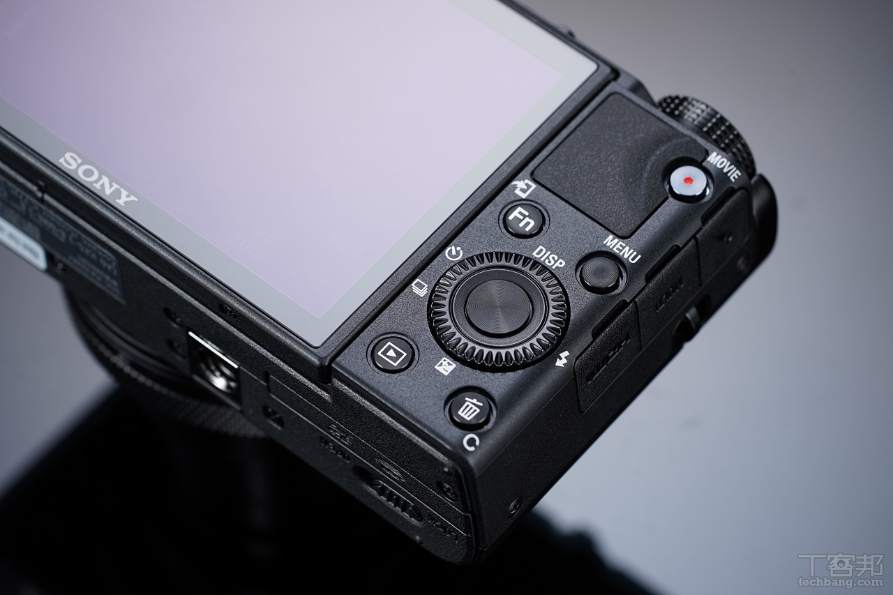 機身主要操作鈕一直以來都沒什麼變化。