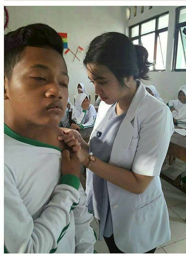 Ekspresi Siswa Disuntik Dokter  Cantik  Bikin Ngakak Inikah 