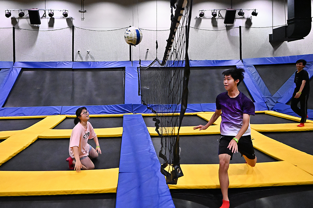 三五好友相約打一場彈跳排球賽或利用彈跳力體驗灌籃高手，好玩有趣又能增加運動自信心。(攝影/Carter) 