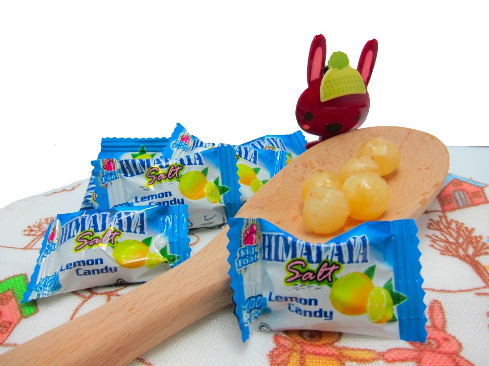 *嚴選頂級玫瑰鹽/海鹽 *鹹味帶有檸檬味的薄荷糖，一顆糖給您四種不同的味道，涼鹹酸甜好滋味。 *運動後補充能量好物。 *1公斤大包裝，量多價格實惠。 *海鹽檸檬糖(不涼) 1000克--約330顆 *