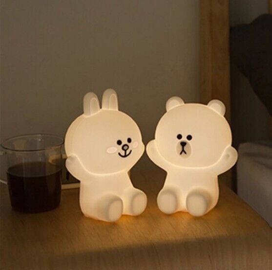 款式 熊大/兔兔 供電方式usb充電 開關類型觸摸式 材質矽膠 光源類型led燈 電壓36v 設計超萌的矽膠小夜燈不僅能照明還能當裝飾呀 軟軟的矽膠材質完全不用擔心會摔壞使用在兒童房家長也安心 小夜燈