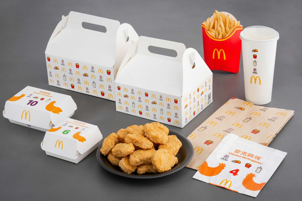 台灣麥當勞NewJeans聯名登場！麥當勞推NewJeans限定兔兔紙袋，再送NewJeans可口可樂